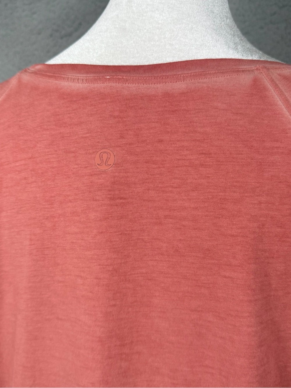 Lululemon Top Womens 8 Coral Faded Long Sleeve Round Neck Athletic Preppy - Picture 4 of 8